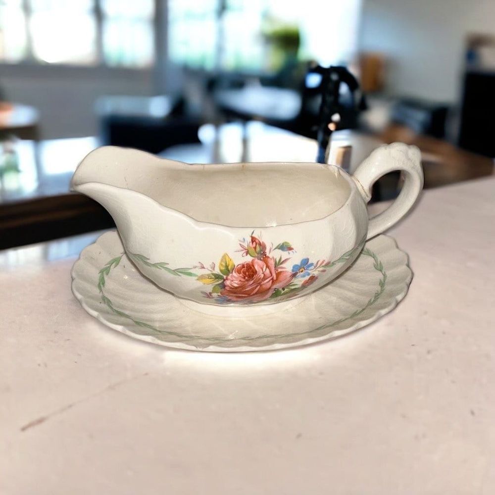 Royal staffordshire clarice cliff janice gravy boat made in England 1930’s